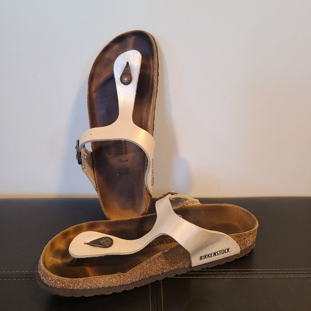 BIRKENSTOCK Gizeh Sandals - Shimmery‎ White Leather